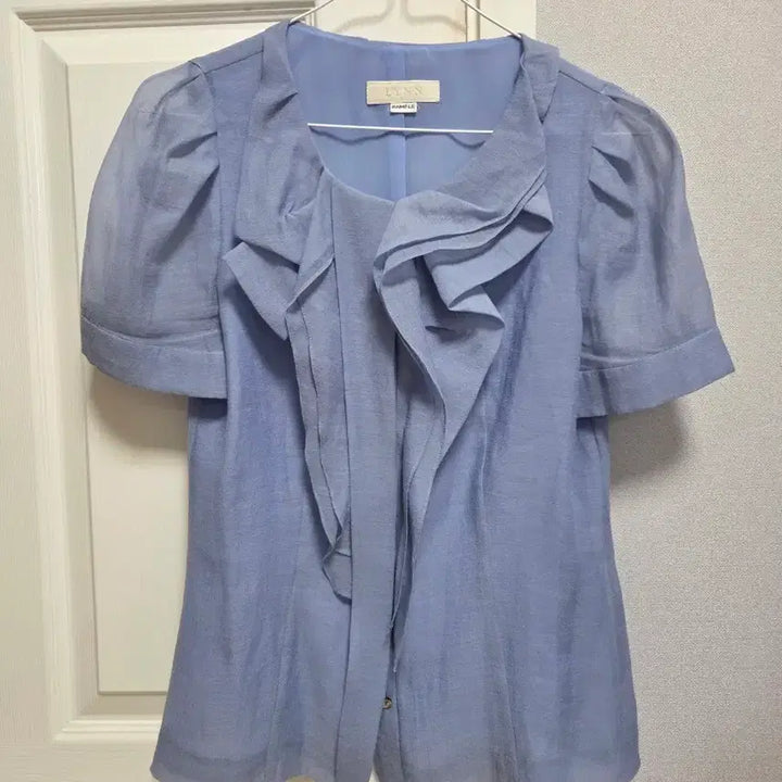[BUNJANG] LYNN Blue Short-Sleeve Blouse / LYNN 린 반팔 소라색 블라우스 정장룩 하객룩