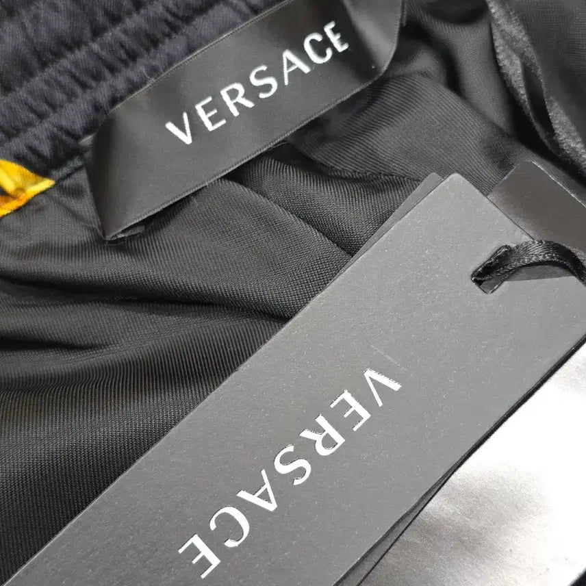 [BUNJANG] Versace Gold Barocco Pattern Silk Shorts / 베르사체 골드 바로코 패턴 실크 반바지