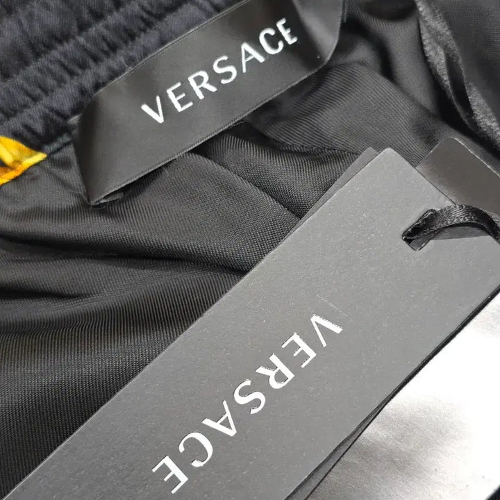 [BUNJANG] Versace Gold Barocco Pattern Silk Shorts / 베르사체 골드 바로코 패턴 실크 반바지