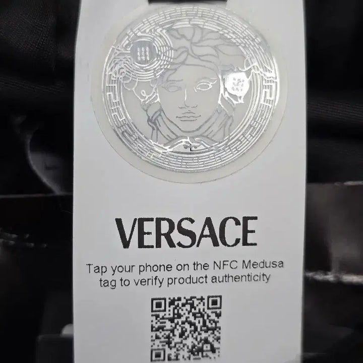 [BUNJANG] Versace Gold Barocco Pattern Silk Shorts / 베르사체 골드 바로코 패턴 실크 반바지