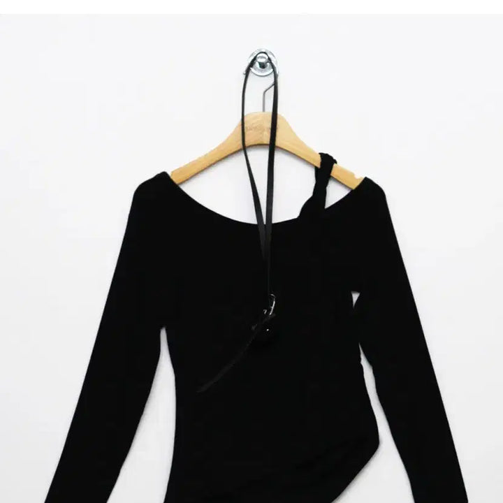 [BUNJANG] Mono Daily Hera Shoulder Twist T-shirt with Belt Set (Black) / 모노데일리 헤르 숄더 꼬임 티셔츠 (벨트set) 오프숄더 블랙색상!! /
