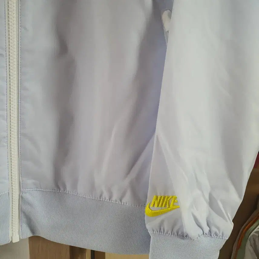 [BUNJANG] Nike Windbreaker Jacket White/Lavender (M) / 나이키 바람막이 자켓 화이트/라벤더 M새제품
