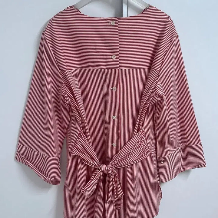 [BUNJANG] Bylynn Shop Line Studio One Red Stripe Ribbon Shirt / 바이린샵 라인스튜디오원 레드 스트라이프 리본 셔츠 여성옷 판매