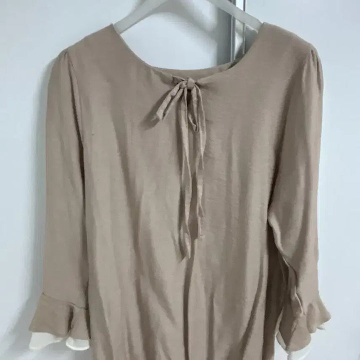 [BUNJANG] Decadence Beige Ribbon Frill Blouse / 데카당스 베이지 리본 프릴블라우스 여성옷 판매