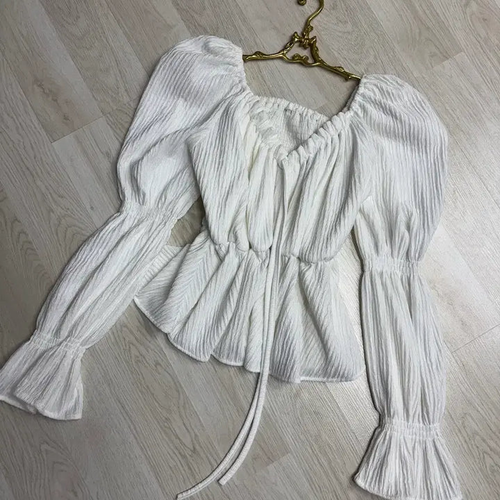 [BUNJANG] White 2-Way Off-Shoulder Smocked Ribbon Blouse / 화이트 2way 오프숄더 스모크 리본 블라우스 셔링 퍼프