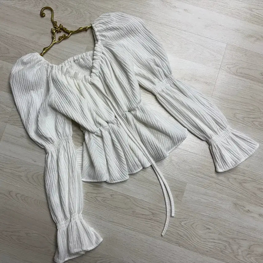 [BUNJANG] White 2-Way Off-Shoulder Smocked Ribbon Blouse / 화이트 2way 오프숄더 스모크 리본 블라우스 셔링 퍼프