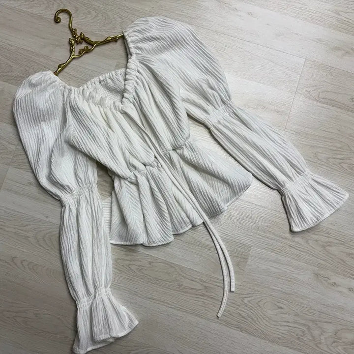 [BUNJANG] White 2-Way Off-Shoulder Smocked Ribbon Blouse / 화이트 2way 오프숄더 스모크 리본 블라우스 셔링 퍼프