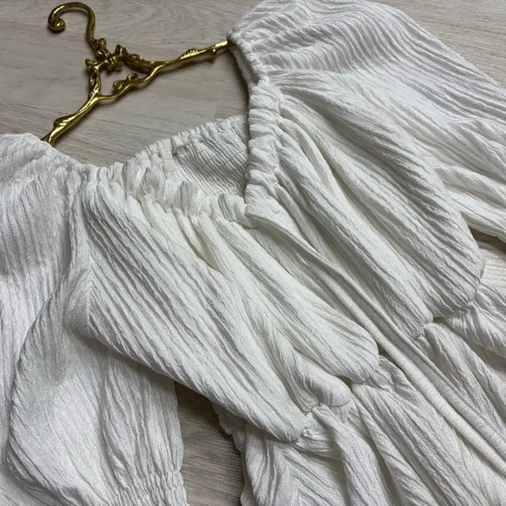 [BUNJANG] White 2-Way Off-Shoulder Smocked Ribbon Blouse / 화이트 2way 오프숄더 스모크 리본 블라우스 셔링 퍼프