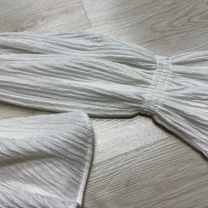 [BUNJANG] White 2-Way Off-Shoulder Smocked Ribbon Blouse / 화이트 2way 오프숄더 스모크 리본 블라우스 셔링 퍼프