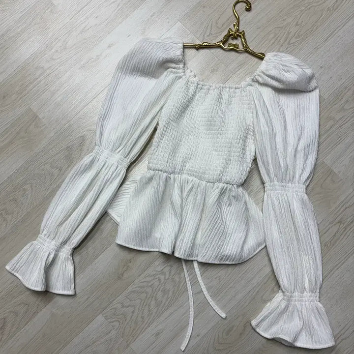 [BUNJANG] White 2-Way Off-Shoulder Smocked Ribbon Blouse / 화이트 2way 오프숄더 스모크 리본 블라우스 셔링 퍼프