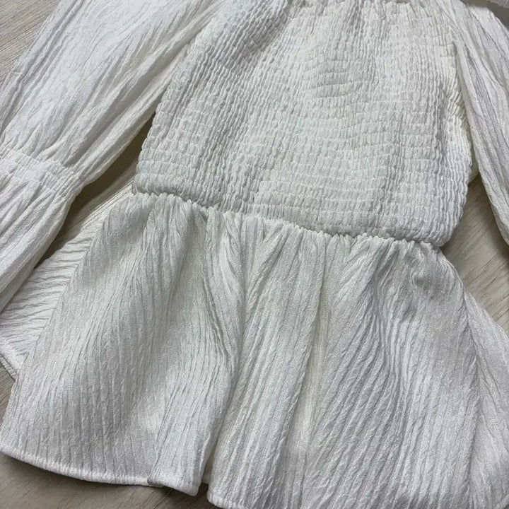 [BUNJANG] White 2-Way Off-Shoulder Smocked Ribbon Blouse / 화이트 2way 오프숄더 스모크 리본 블라우스 셔링 퍼프