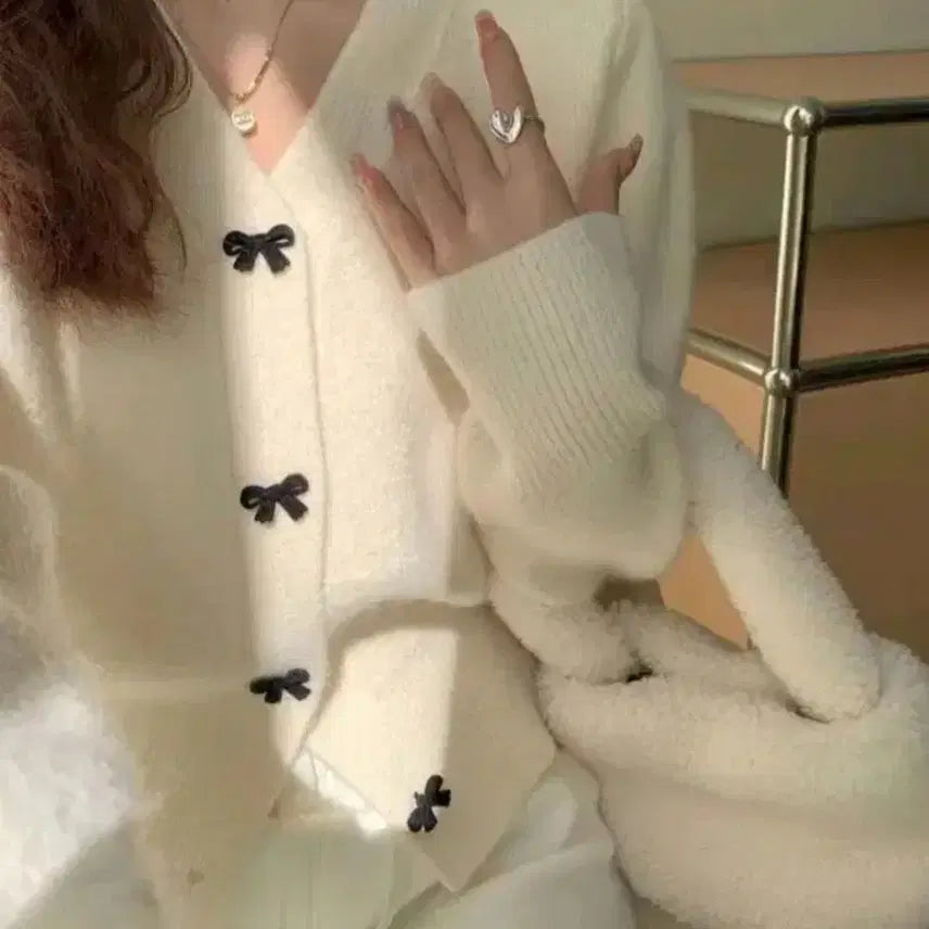 [BUNJANG] Ivory Ribbon Button V-Neck Cardigan / 리본 버튼 아이보리 가디건