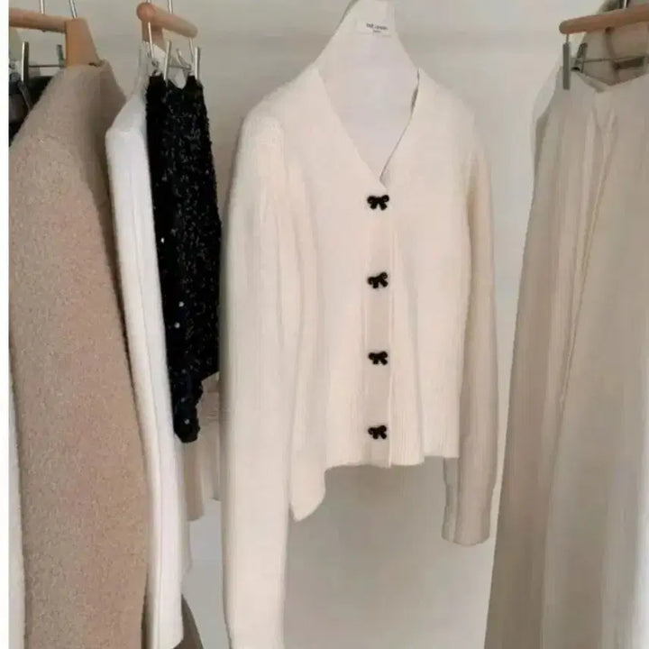 [BUNJANG] Ivory Ribbon Button V-Neck Cardigan / 리본 버튼 아이보리 가디건