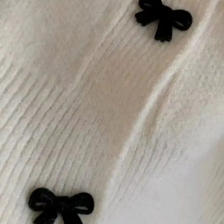 [BUNJANG] Ivory Ribbon Button V-Neck Cardigan / 리본 버튼 아이보리 가디건