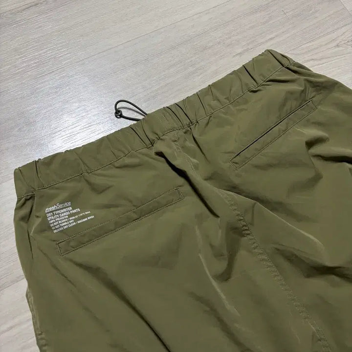[BUNJANG] Fresh Service Dry Typewriter Utility Cargo Pants Khaki / 프레쉬서비스 드라이 타입라이터 유틸리티 카고 팬츠 카키 판매