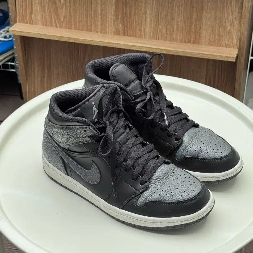 [BUNJANG] Nike Air Jordan 1 High Black/Gray Sneakers / 나이키 에어 조던 1 하이 블랙/회색 260mm