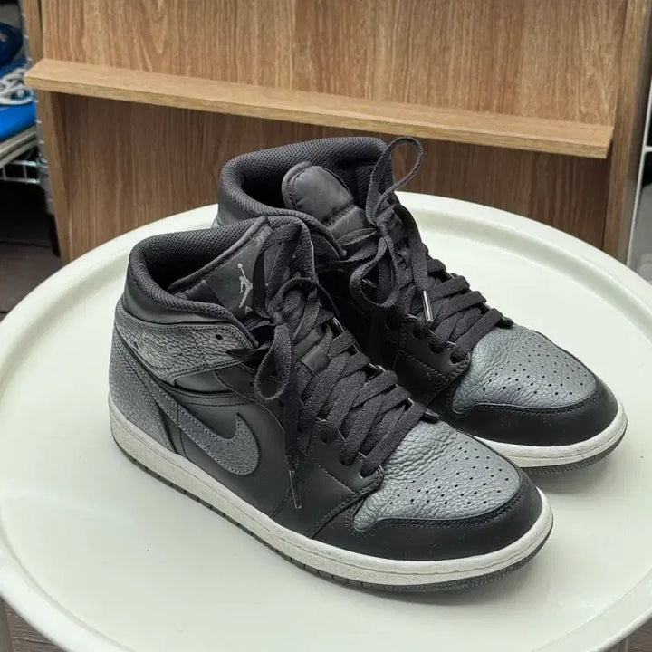 [BUNJANG] Nike Air Jordan 1 High Black/Gray Sneakers / 나이키 에어 조던 1 하이 블랙/회색 260mm