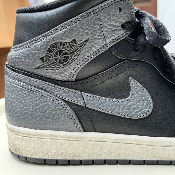 [BUNJANG] Nike Air Jordan 1 High Black/Gray Sneakers / 나이키 에어 조던 1 하이 블랙/회색 260mm