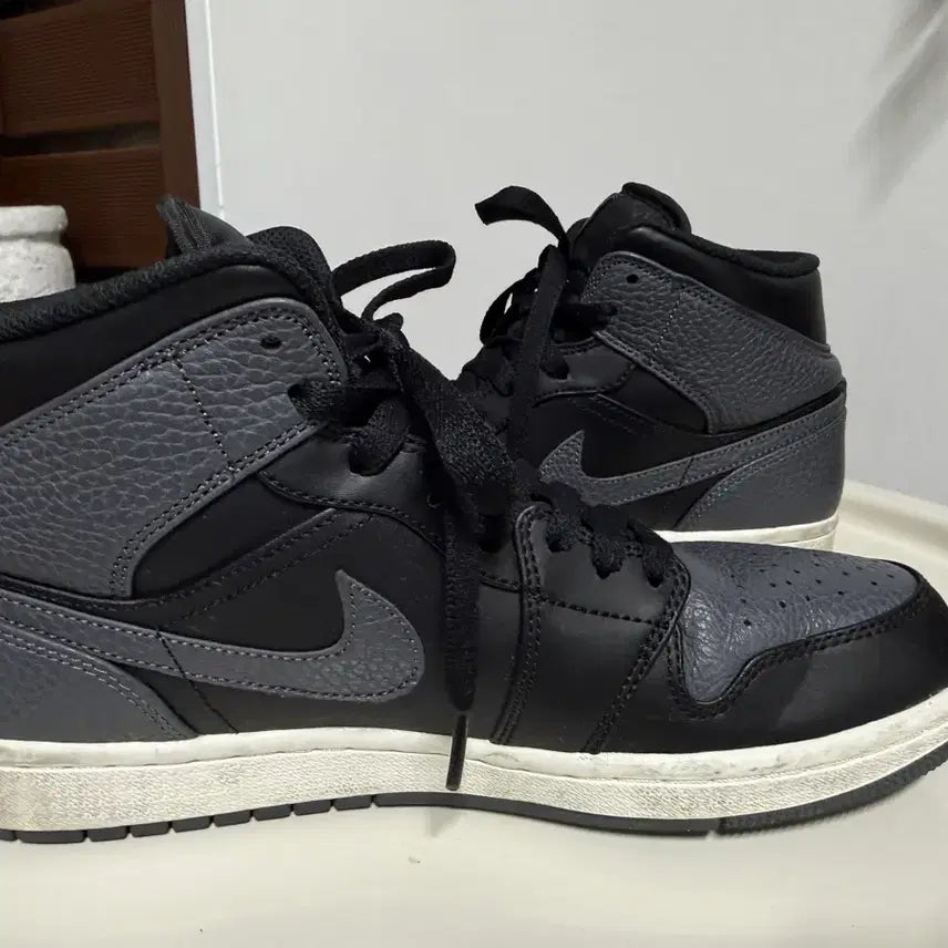 [BUNJANG] Nike Air Jordan 1 High Black/Gray Sneakers / 나이키 에어 조던 1 하이 블랙/회색 260mm