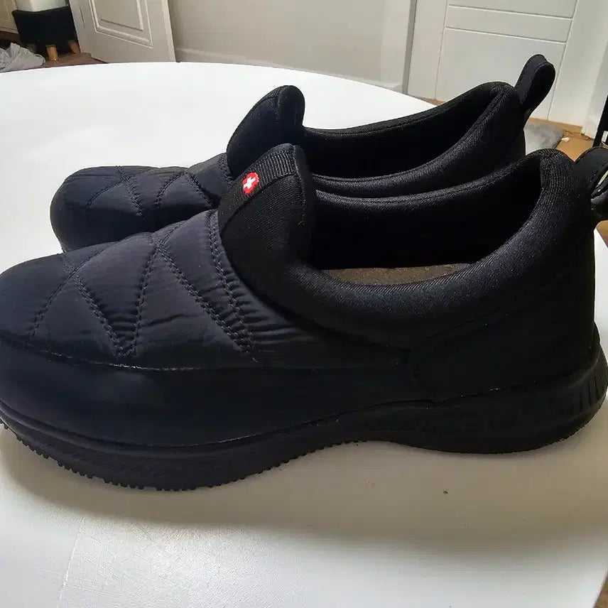 [BUNJANG] Swissrun Embroidered Padded Mule Slippers / 스위스런  자수 패딩 뮬 블랙 슬리퍼 260