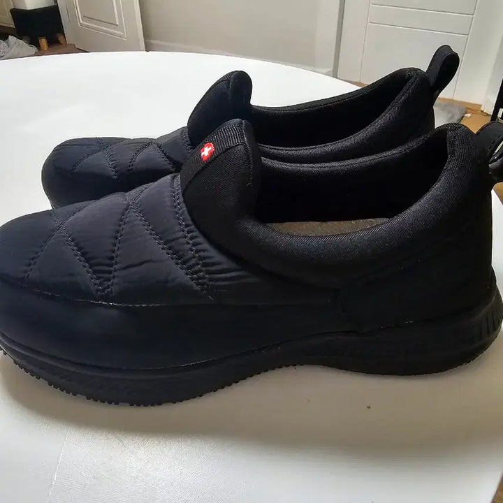 [BUNJANG] Swissrun Embroidered Padded Mule Slippers / 스위스런  자수 패딩 뮬 블랙 슬리퍼 260