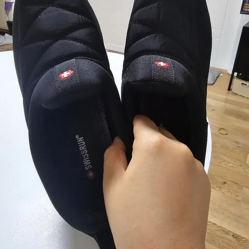 [BUNJANG] Swissrun Embroidered Padded Mule Slippers / 스위스런  자수 패딩 뮬 블랙 슬리퍼 260