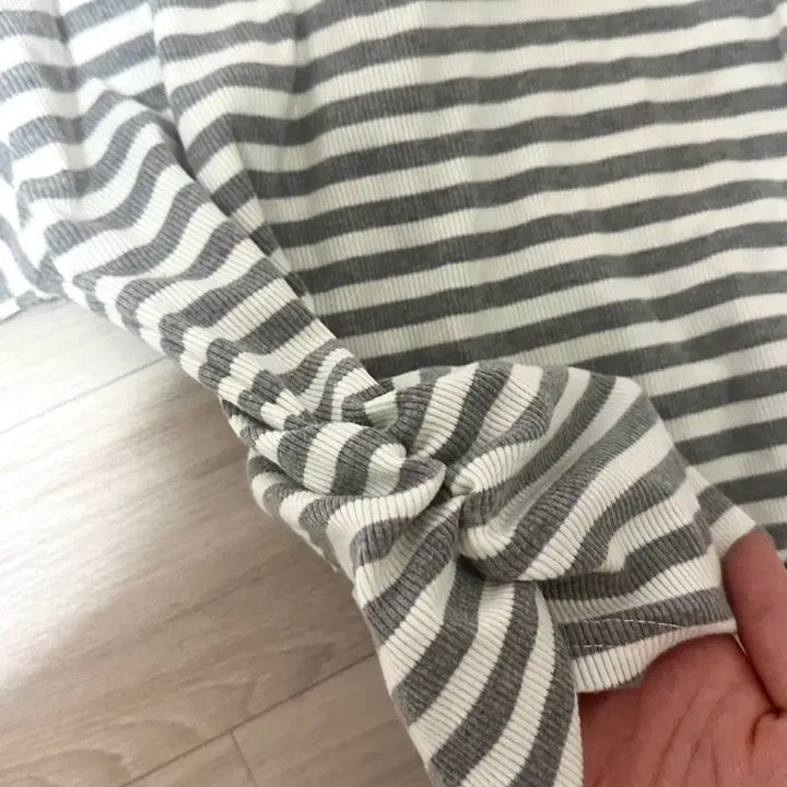 [BUNJANG] Striped Hem Gathered Hooded T-shirt Gray &amp; White / 단가라 밑단굴림 옆셔링 후드티셔츠 그레이&amp;화이트