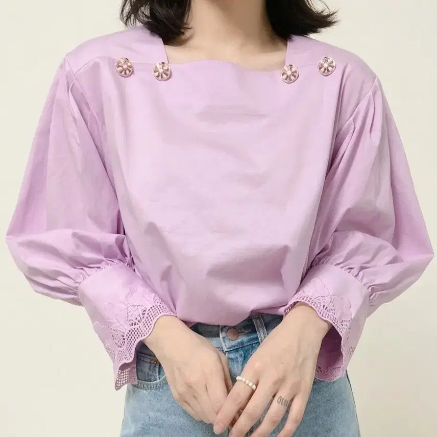 [SOLD OUT] 한점세일 스퀘어넥 버튼포인트 레이스소매 벌룬 티셔츠