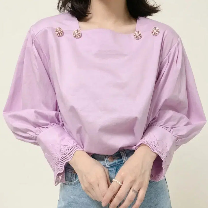 [SOLD OUT] 한점세일 스퀘어넥 버튼포인트 레이스소매 벌룬 티셔츠