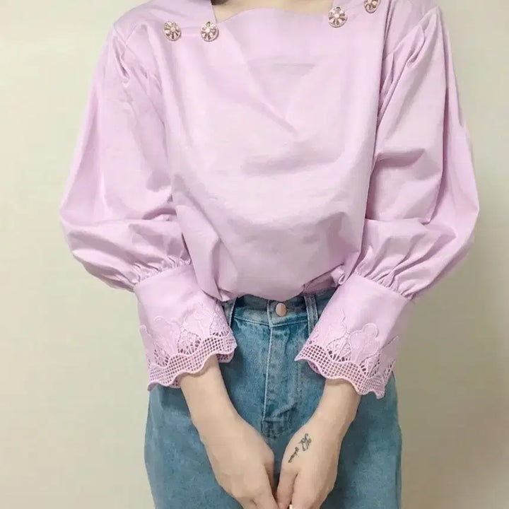 [SOLD OUT] 한점세일 스퀘어넥 버튼포인트 레이스소매 벌룬 티셔츠