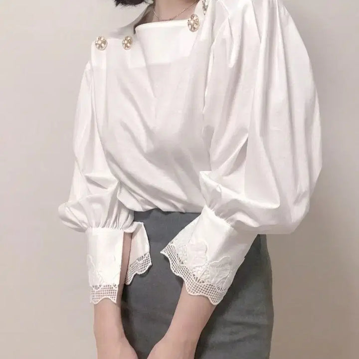 [SOLD OUT] 한점세일 스퀘어넥 버튼포인트 레이스소매 벌룬 티셔츠