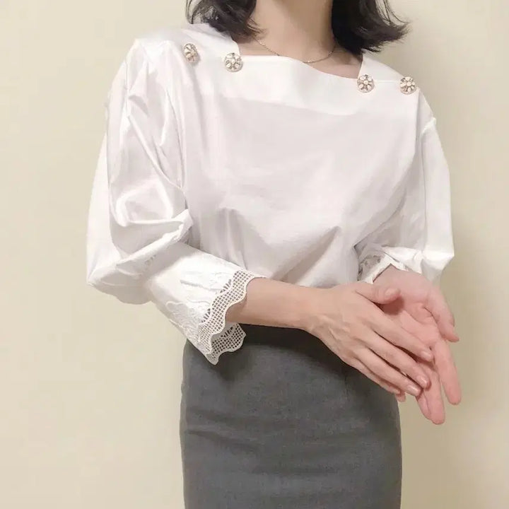 [SOLD OUT] 한점세일 스퀘어넥 버튼포인트 레이스소매 벌룬 티셔츠