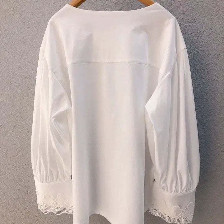[SOLD OUT] 한점세일 스퀘어넥 버튼포인트 레이스소매 벌룬 티셔츠