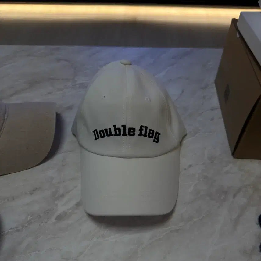 [SOLD OUT] [새제품] 더블플래그 흰색 볼캡