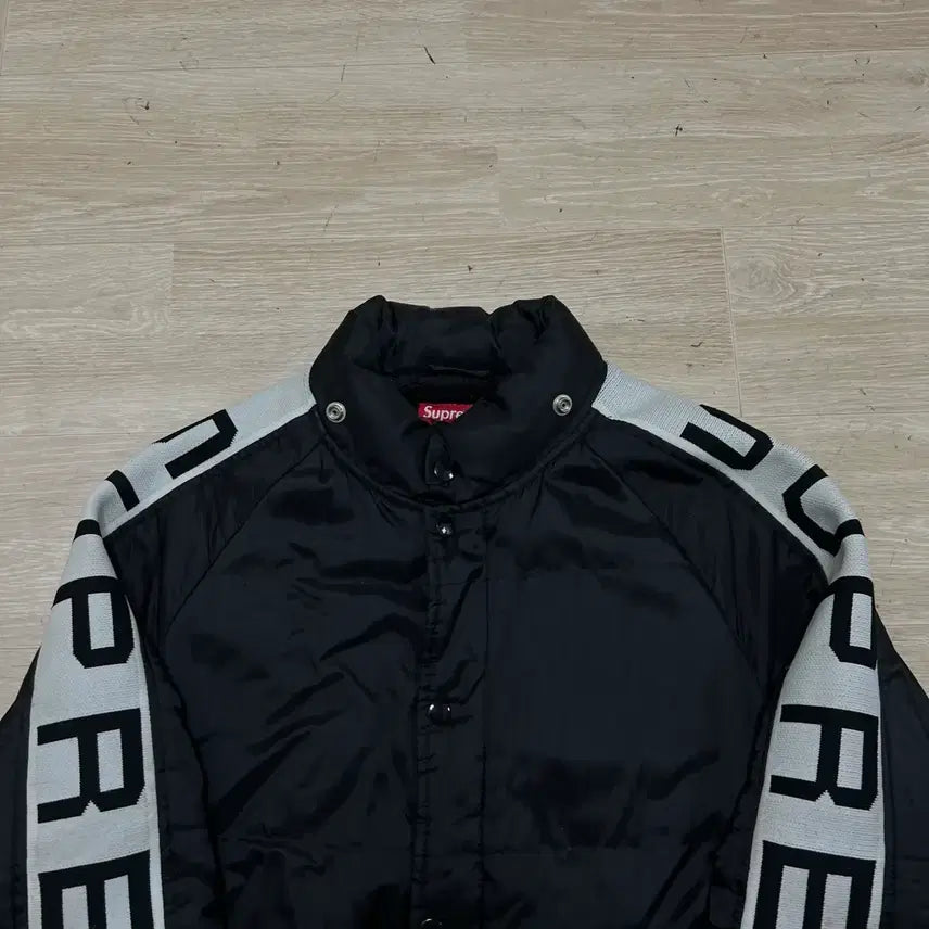 [BUNJANG] Supreme Fleece Lined Sideline Logo Padded Jumper Black L/100 / 슈프림 플리스 안감 사이드라인 로고 암밴드 패딩 점퍼 [블랙] L/100