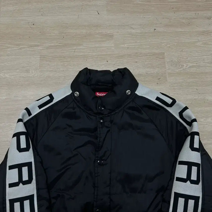 [BUNJANG] Supreme Fleece Lined Sideline Logo Padded Jumper Black L/100 / 슈프림 플리스 안감 사이드라인 로고 암밴드 패딩 점퍼 [블랙] L/100