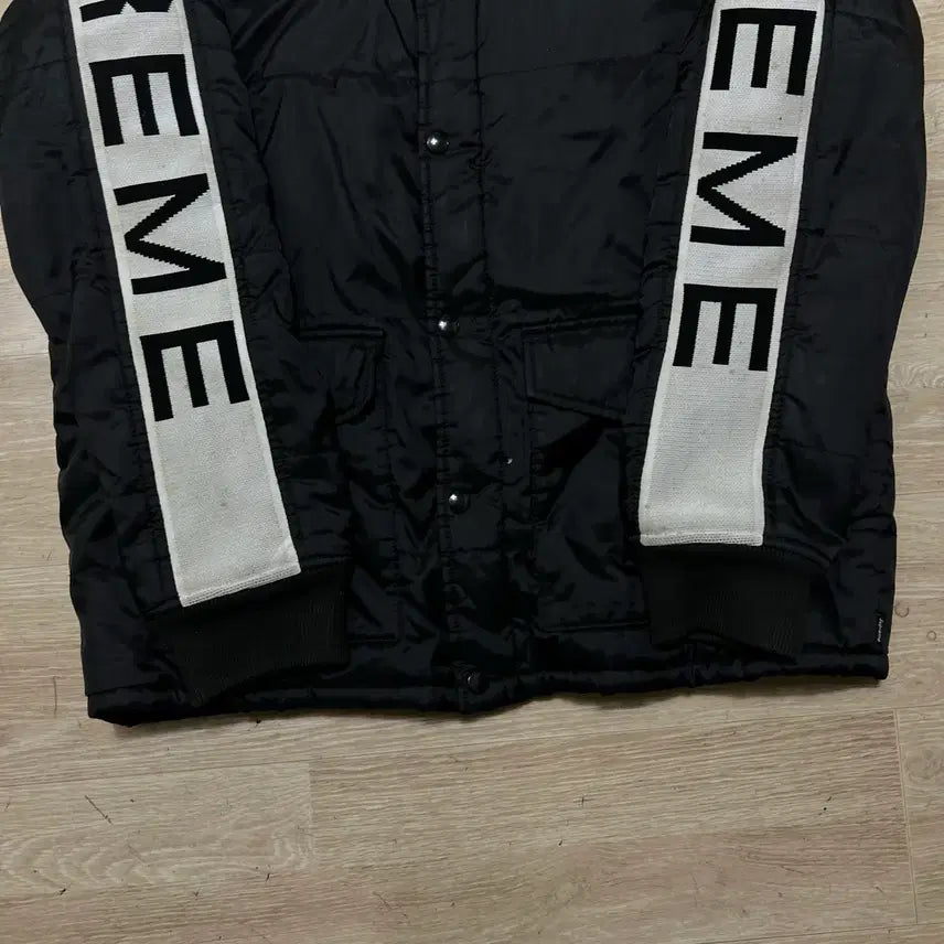 [BUNJANG] Supreme Fleece Lined Sideline Logo Padded Jumper Black L/100 / 슈프림 플리스 안감 사이드라인 로고 암밴드 패딩 점퍼 [블랙] L/100