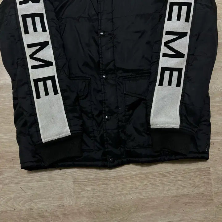 [BUNJANG] Supreme Fleece Lined Sideline Logo Padded Jumper Black L/100 / 슈프림 플리스 안감 사이드라인 로고 암밴드 패딩 점퍼 [블랙] L/100