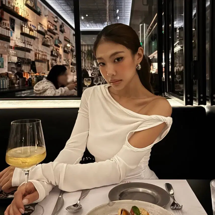 [BUNJANG] Draw Attention Cutout Shirring Off-Shoulder T-Shirt / (새상품) 드로우어텐션 컷아웃 셔링 오프숄더 티셔츠