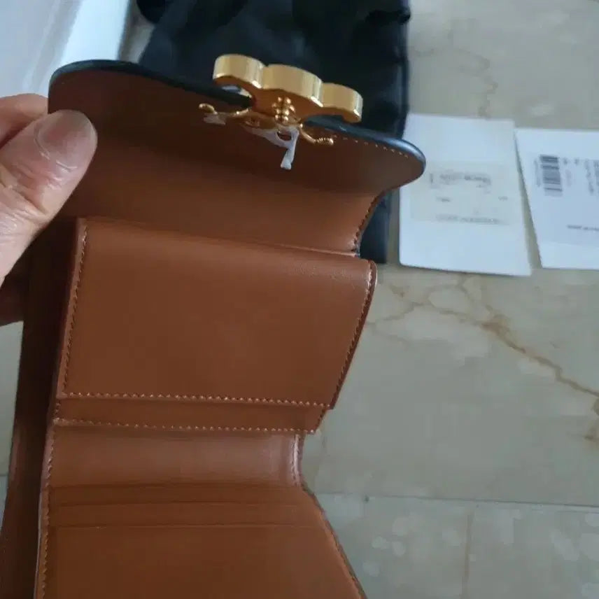 [BUNJANG] Celine Triomphe Canvas Shiny Calfskin Wallet Small Tan / [S++급/정품]셀린느 트리옹프 캔버스 샤이니 카프스킨 반지갑 스몰 탠