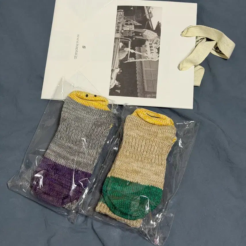 [SOLD OUT] 캐피탈 60 피스 헤더 해피 힐 홀드 삭스 그레이+베이지