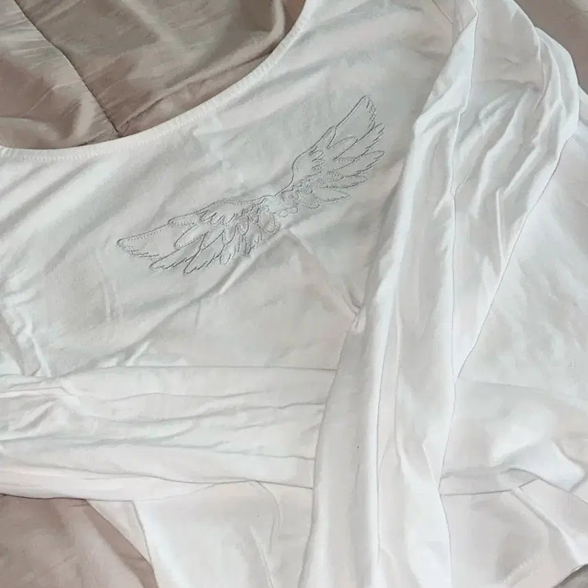 [BUNJANG] Hug Your Skin Angel Wing Top T-shirt White / 허그유어스킨 엔젤 윙 탑 티셔츠 화이트 새상품