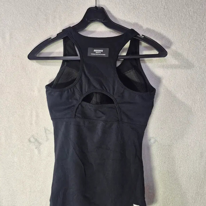 [SOLD OUT] S 데상트 여성 블랙 민소매 티셔츠