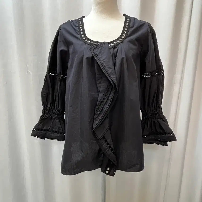 [BUNJANG] TIME 2020 Black Eyelet Ruffle Blouse (Size F) / 네고사절 타임 TIME 2020 블랙 아일렛 러플 블라우스 프리