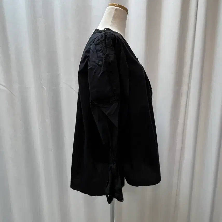 [BUNJANG] TIME 2020 Black Eyelet Ruffle Blouse (Size F) / 네고사절 타임 TIME 2020 블랙 아일렛 러플 블라우스 프리