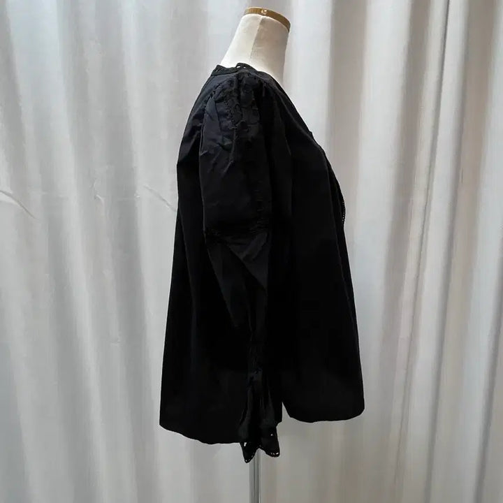 [BUNJANG] TIME 2020 Black Eyelet Ruffle Blouse (Size F) / 네고사절 타임 TIME 2020 블랙 아일렛 러플 블라우스 프리