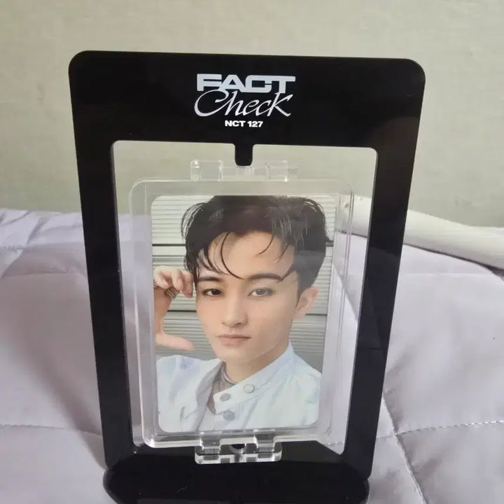 [BUNJANG] NCT 127 Mark Acrylic Turning Photocard Stand / NCT127 마크 아크릴 터닝 포카스탠드