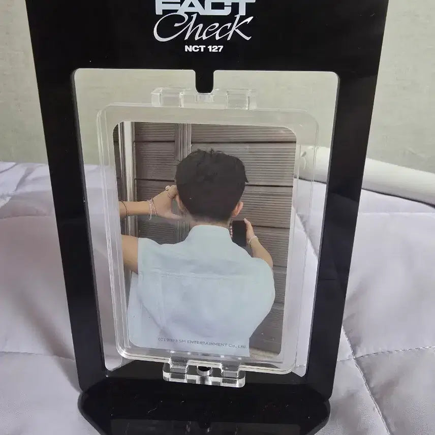 [BUNJANG] NCT 127 Mark Acrylic Turning Photocard Stand / NCT127 마크 아크릴 터닝 포카스탠드