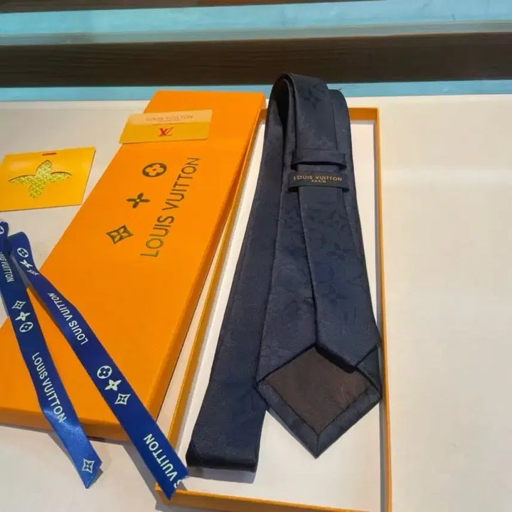 [SOLD OUT] 루이비통 네이비 실크 넥타이 풀박스
