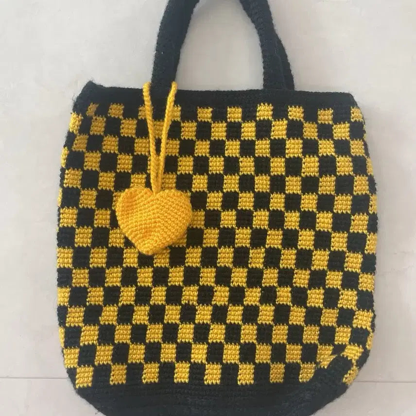 [BUNJANG] Handmade Checkered Tote Bag with Heart Keychain / 핸드메이드 뜨개 체크무늬 가방 + 하트 키링